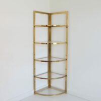 Étagère d’angle en métal doré et plexiglas vintage 1970s