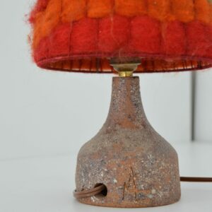 Lampe de table en grès :terre cuite : laine multicolore 1960 vintage 15