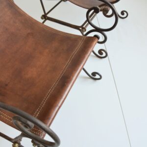 2 fauteuils ancien fer forgé et cuir tendu vintage 18