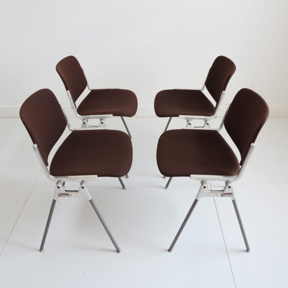 suite de 4 chaises JSC Giancarlo Piretti 1960 empilables