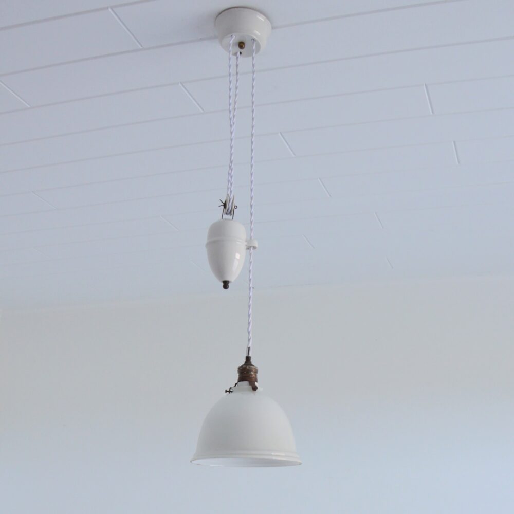 Suspension monte et baisse en opaline et porcelaine