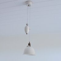 Suspension monte et baisse en opaline et porcelaine