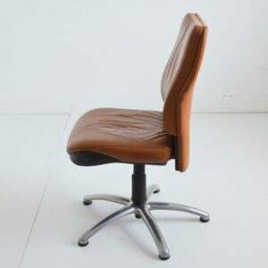 Fauteuil de bureau pivotant en cuir marron vintage 10