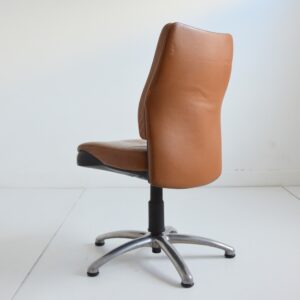 Fauteuil de bureau pivotant en cuir marron vintage 17