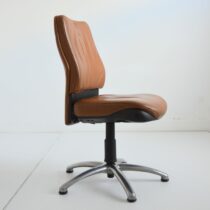 Fauteuil de bureau pivotant en cuir marron vintage 5