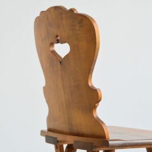 Chaise brutaliste en bois massif vintage 11