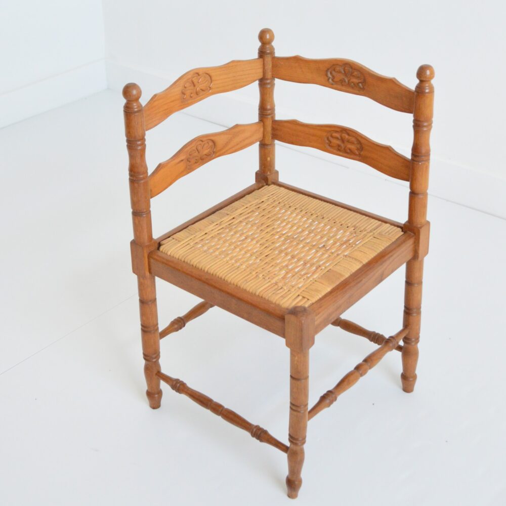 Chaise d&rsquo;angle ancienne bois et rotin vintage